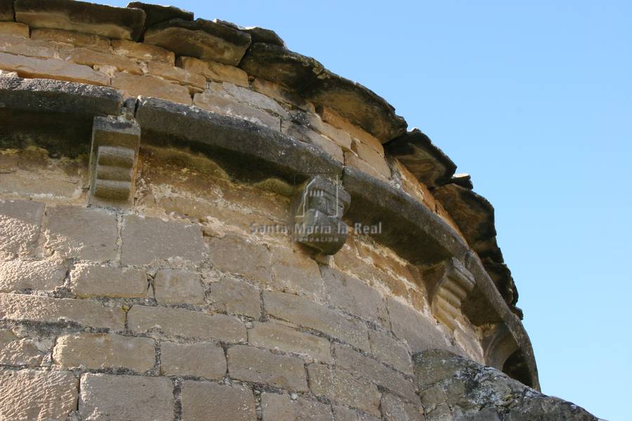 Detalle de la cornisa del ábside