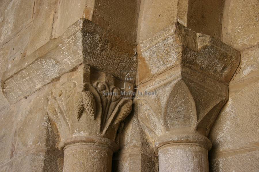 Capiteles del lado izquierdo de la portada oeste
