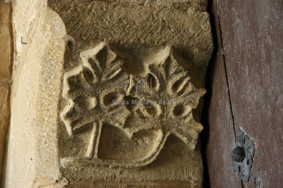 Relieve en el intradós de la portada