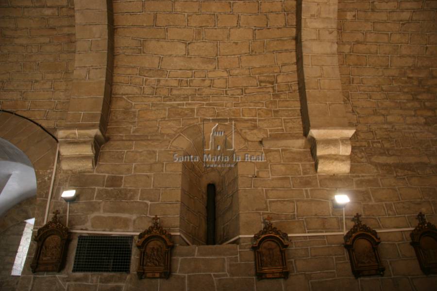 Detalle interior de las ménsulas y fajones del muro sur