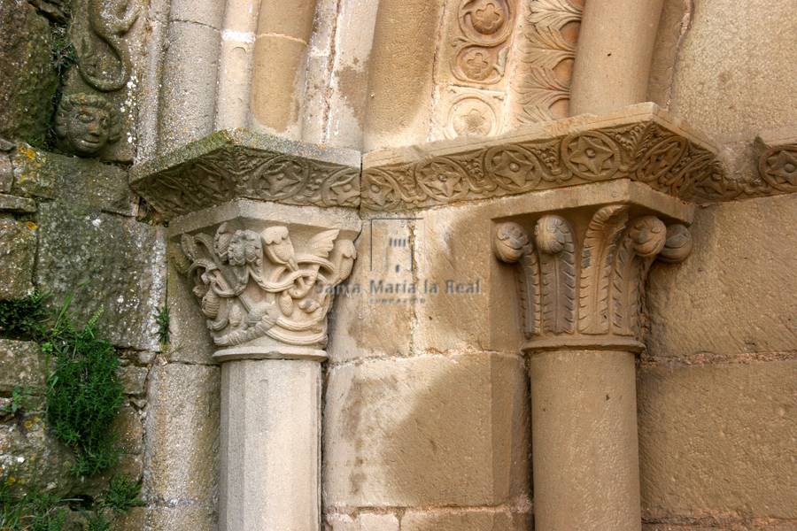 Detalle de los capiteles izquierdos de la portada norte