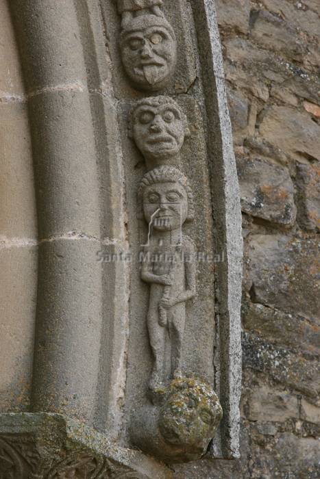 Detalle de la chambrana de la portada norte