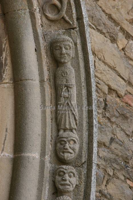 Detalle de la chambrana de la portada norte