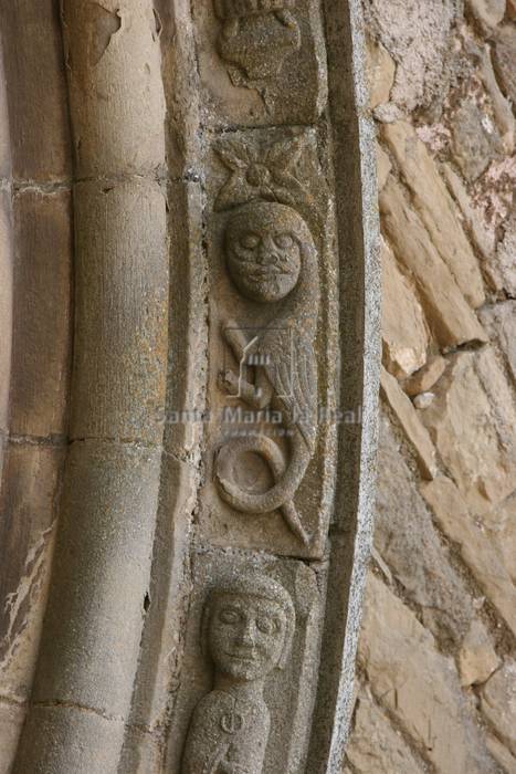 Detalle de la chambrana de la portada norte