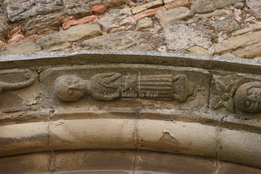 Detalle de la chambrana de la portada norte