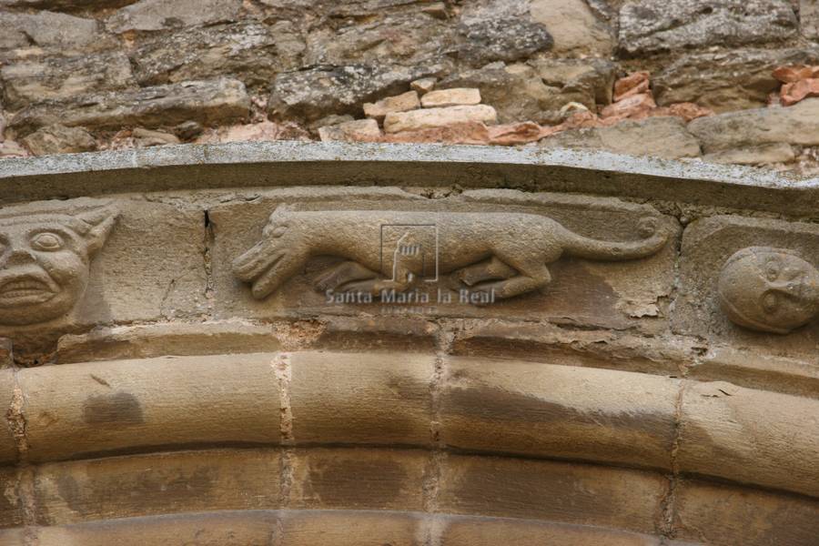 Detalle de la chambrana de la portada norte