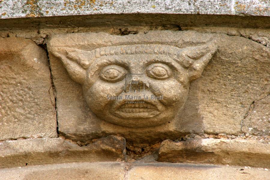 Detalle de la chambrana de la portada norte