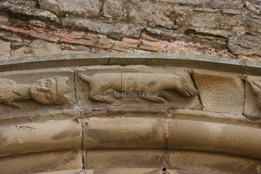 Detalle de la chambrana de la portada norte