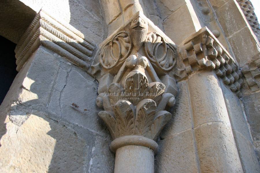 Capitel derecho de la portada sur