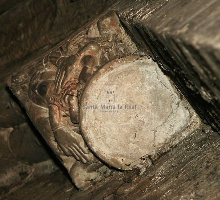 Capitel conservado tras el retablo mayor