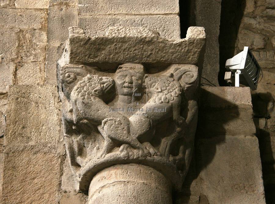 Capitel del interior del hastial occidental