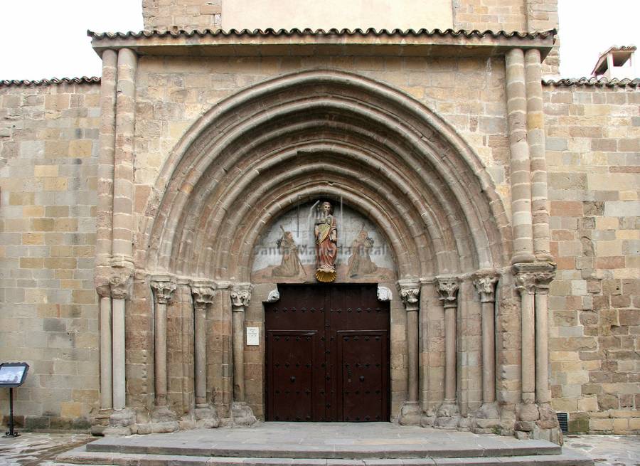 Detalle exterior de la portada occidental
