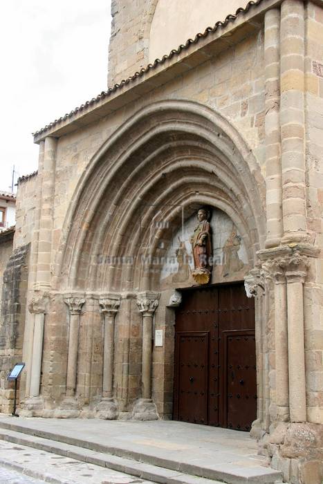 Detalle exterior de la portada occidental