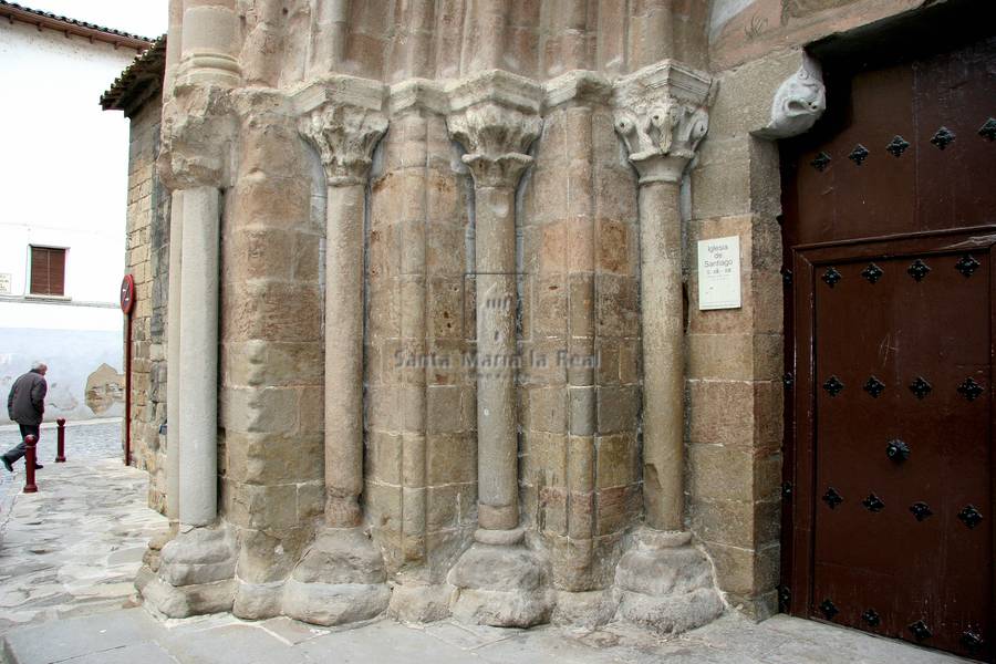 Capiteles del lado derecho de la portada occidental