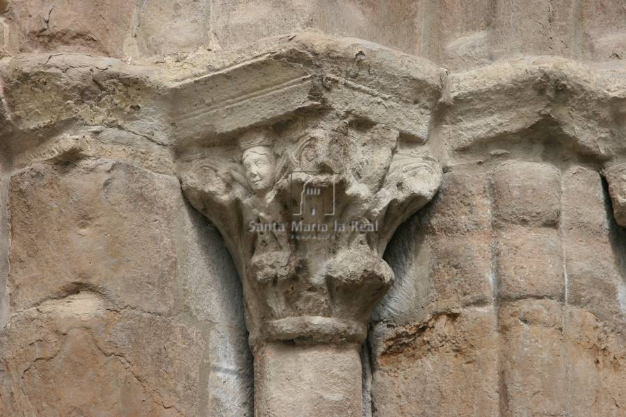 Capitel del lado izquierdo de la portada occidental
