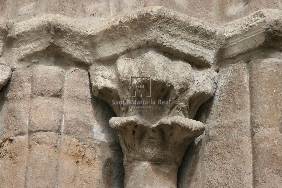 Capitel del lado izquierdo de la portada occidental