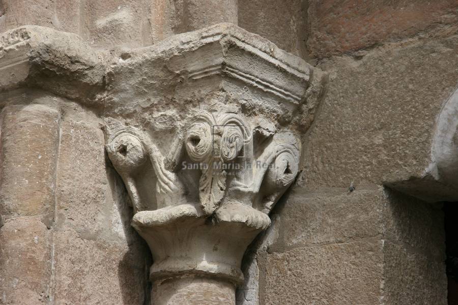 Capitel del lado izquierdo de la portada occidental