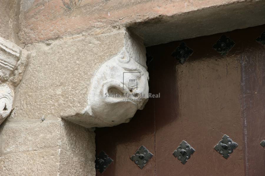 Mocheta del lado izquierdo de la portada sur. Felino