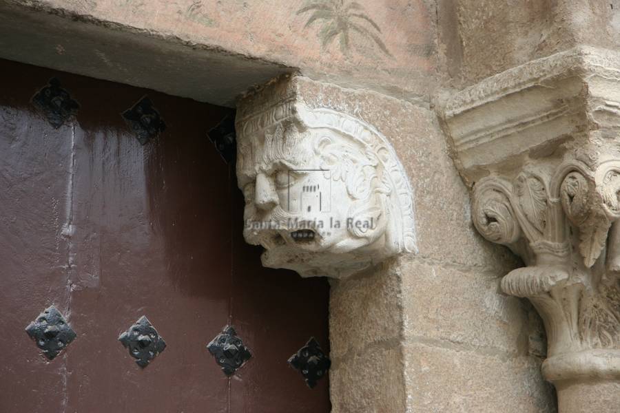 Mocheta del lado derecho de la portada sur. Antropomorfo