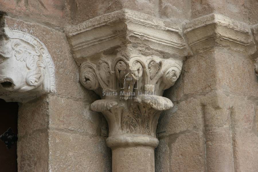 Capitel del lado derecho de la portada occidental
