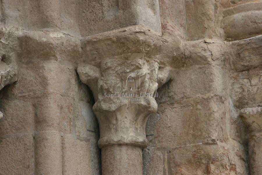 Capitel del lado derecho de la portada occidental