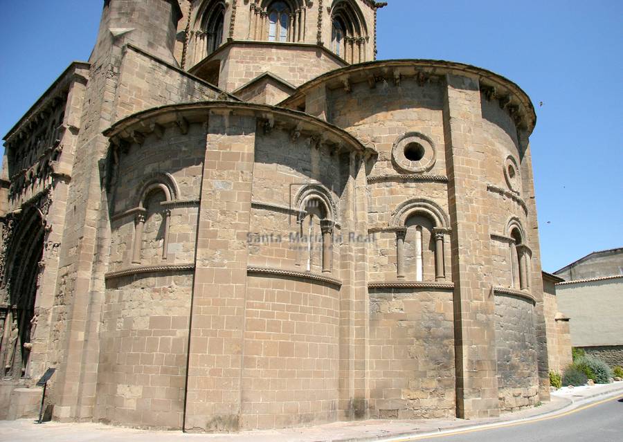 Detalle exterior del ábside desde el sudeste