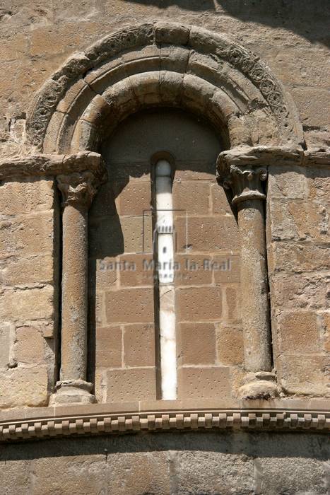 Detalle exterior de una ventana del ábside