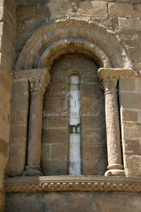 Detalle exterior de una ventana del ábside