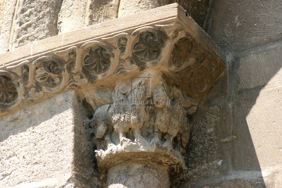 Detalle exterior del capitel izquierdo de una ventana del ábside