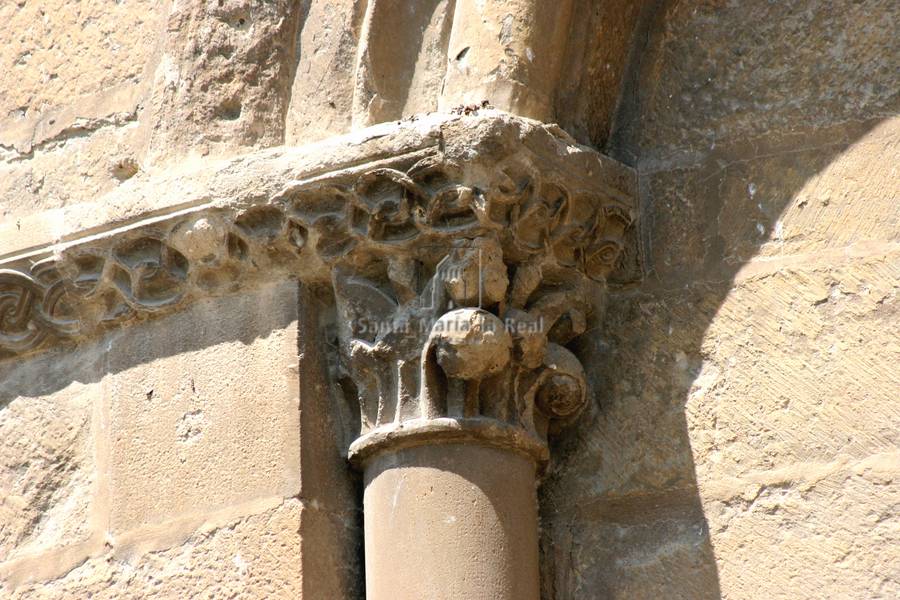 Detalle exterior del capitel izquierdo de una ventana del ábside