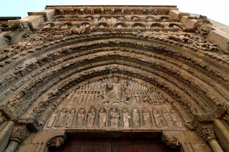 Detalle exterior de las arquivoltas y el tímpano de la portada sur
