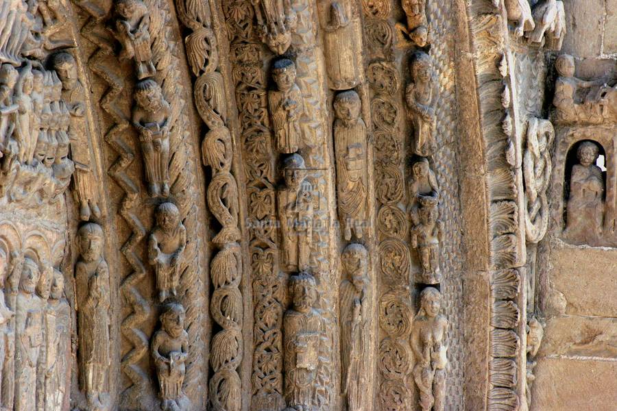 Detalle de las arquivoltas del lado derecho de la portada sur