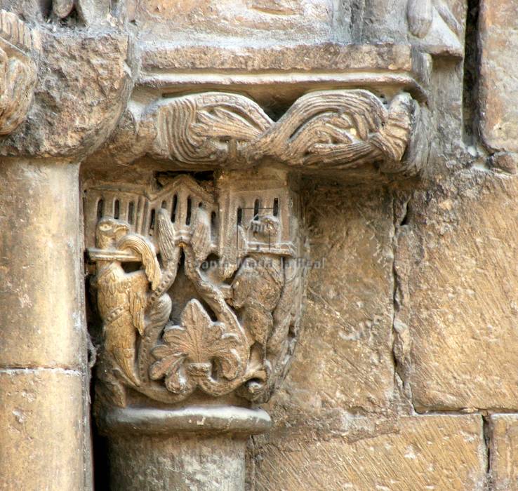 Capitel del lado izquierdo de la portada sur