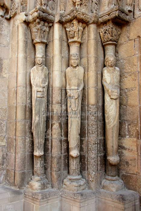 Estatuas-columnas del lateral izquierdo de la portada sur. Las Tres Marías