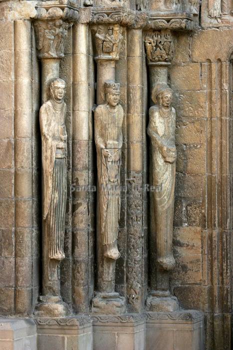 Estatuas-columnas del lateral izquierdo de la portada sur. Las Tres Marías