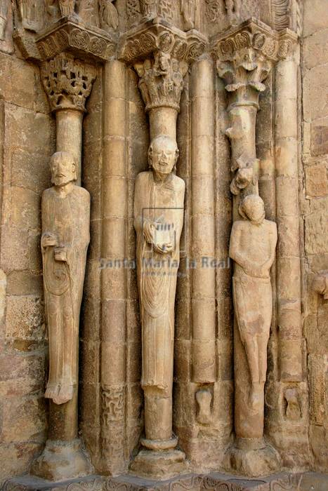 Estatuas-columnas del lateral derecho de la portada sur. San Pedro, San Pablo y Judas ahorcado