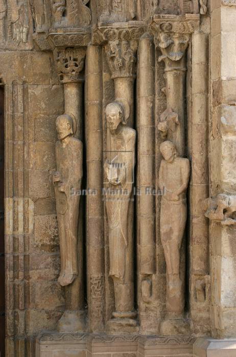 Estatuas-columnas del lateral derecho de la portada sur. San Pedro, San Pablo y Judas ahorcado
