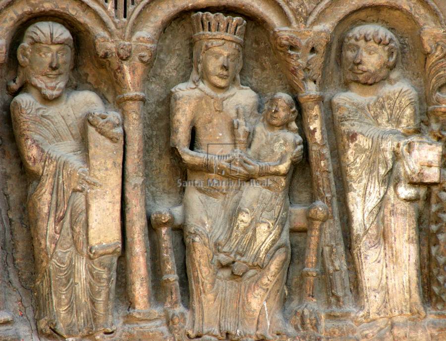 Detalle del tímpano de la portada sur. La Virgen y los Apóstoles