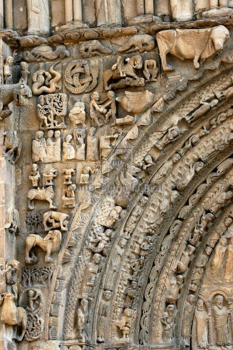 Detalle de las arquivoltas y enjuta del lateral izquierdo de la portada sur