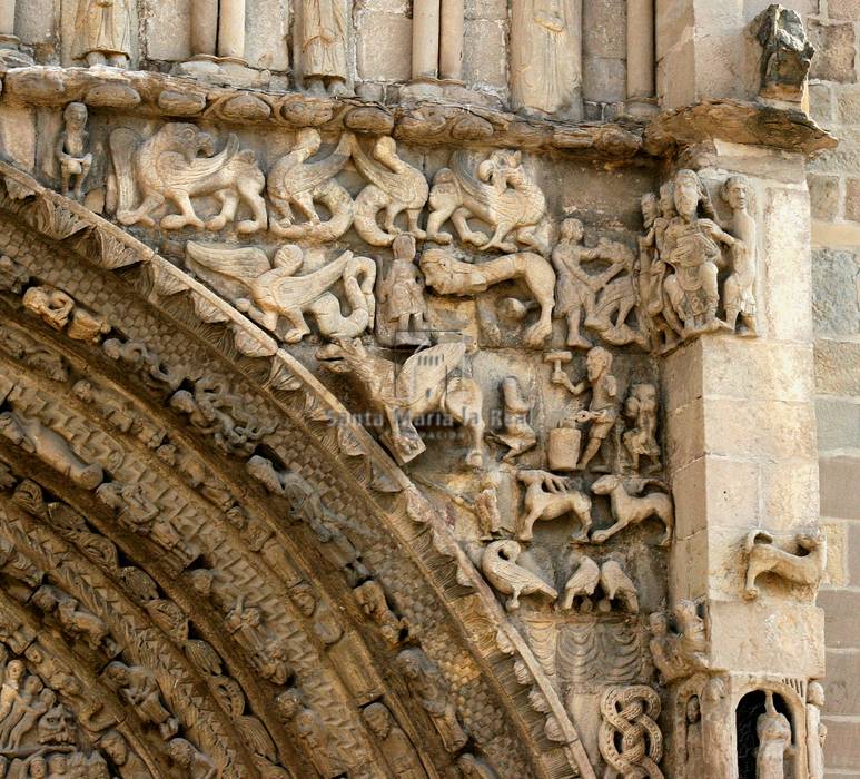 Detalle de las arquivoltas y enjuta del lateral derecho de la portada sur