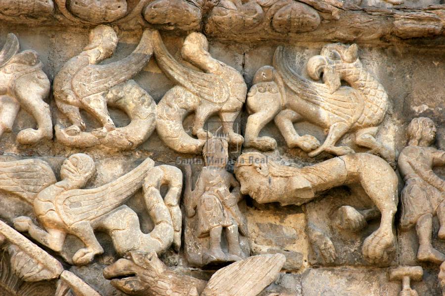 Detalle de la enjuta del lateral derecho de la portada sur. Animales fantásticos