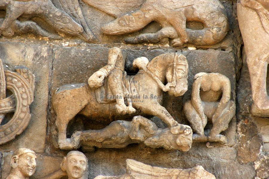 Detalle de los relieves de la enjuta del lateral izquierdo de la portada sur