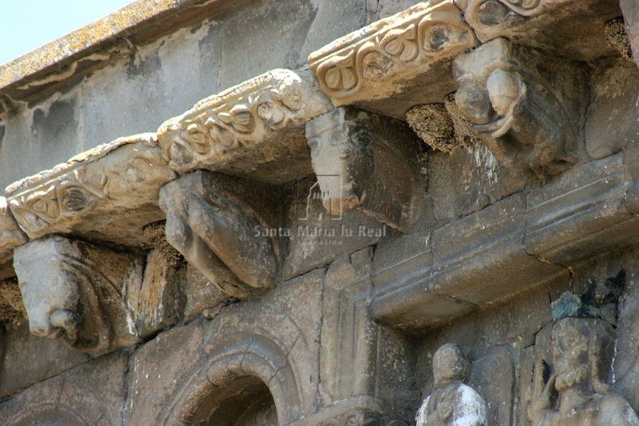 Detalle de los canecillos del tejaroz de la portada sur