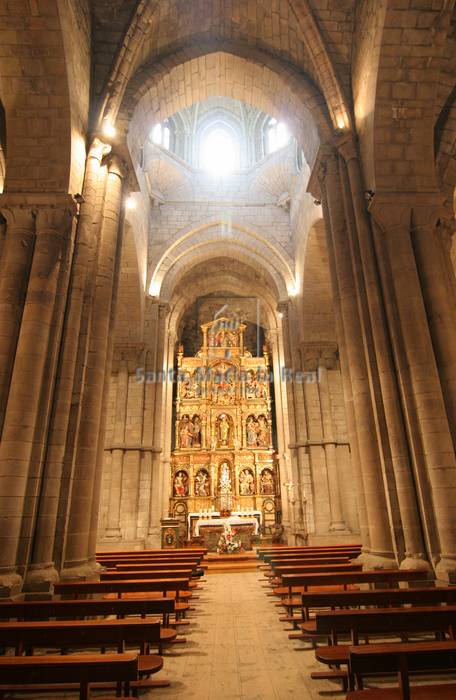 Vista interior de la nave central desde los pies