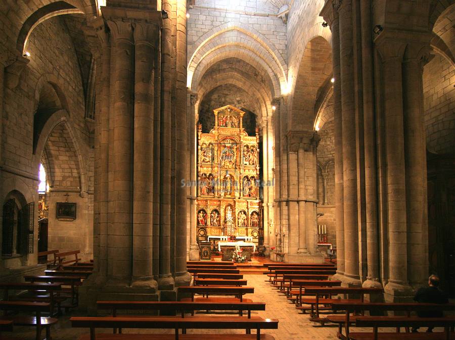 Vista interior de las naves desde los pies