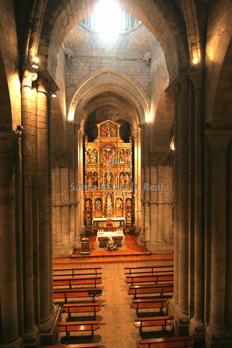 Vista interior de la nave central desde el coro