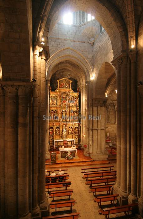 Vista interior de la nave central desde el coro
