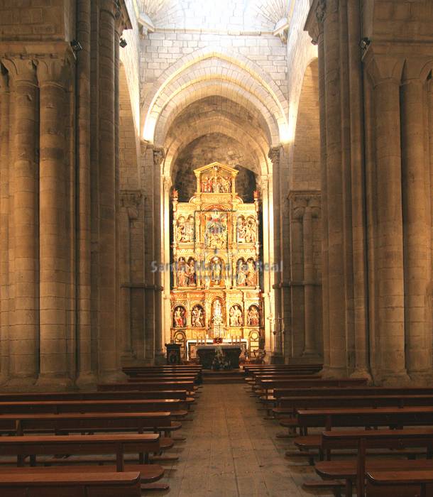 Vista interior de la nave central desde los pies