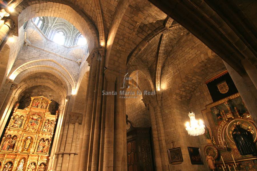 Detalle de la bóveda de arcos entrecruzados de la nave lateral derecha