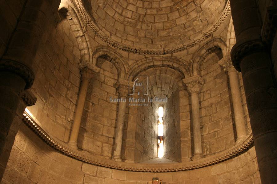 Detalle de la arquería y ventana del ábside de la epístola